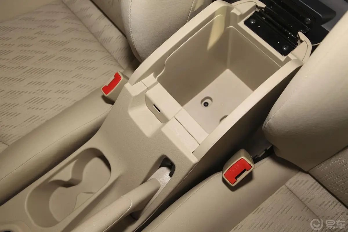 V5菱致1.5L CVT 舒适型前排中央扶手箱空间