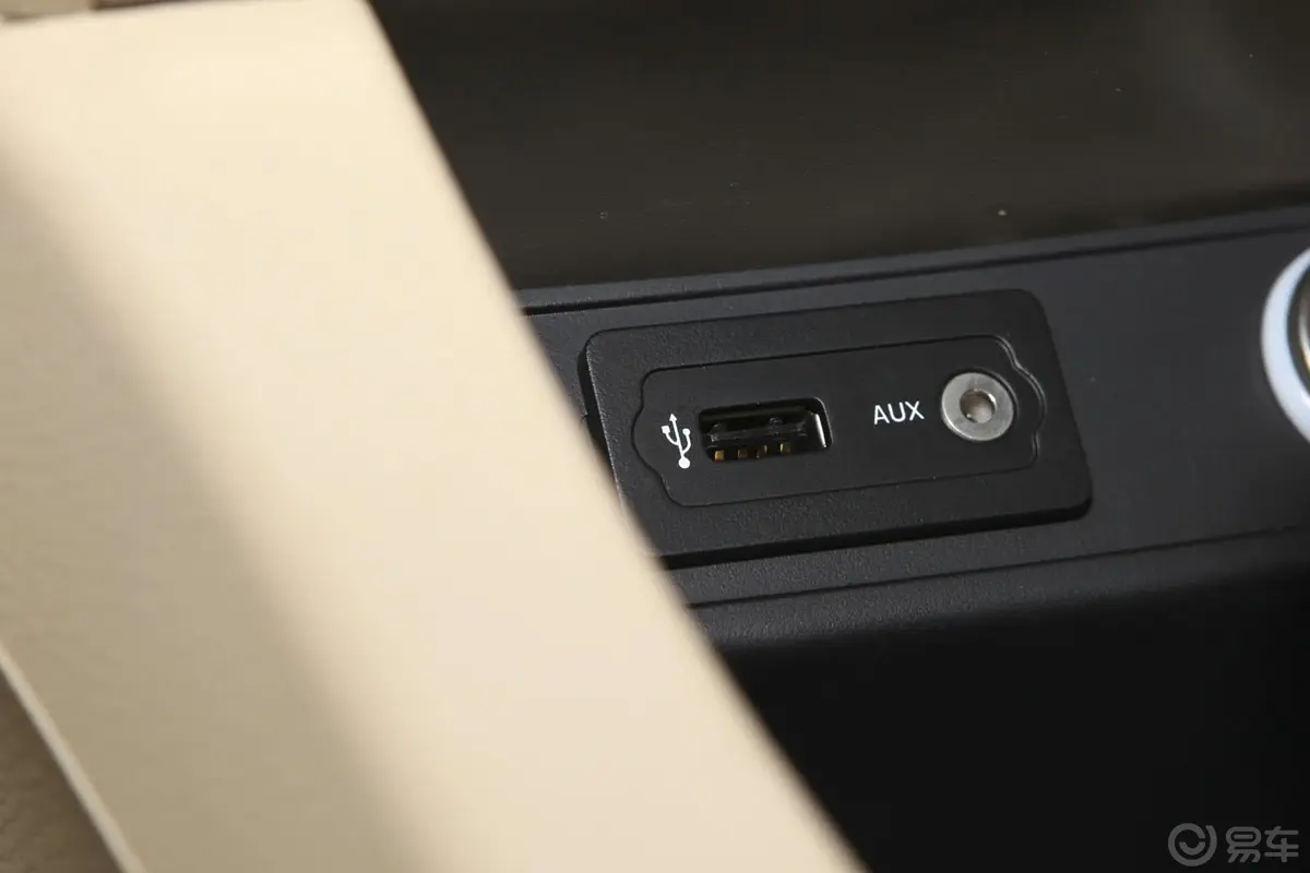 V5菱致1.5L 手动 舒适型USB接口