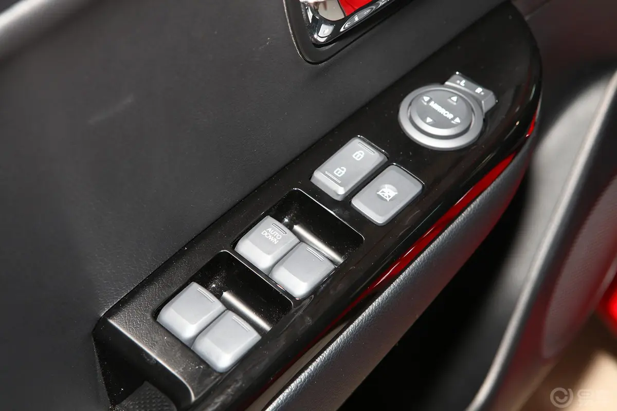 起亚K2三厢 1.4L 自动 Premium ECO 纪念版车窗升降键