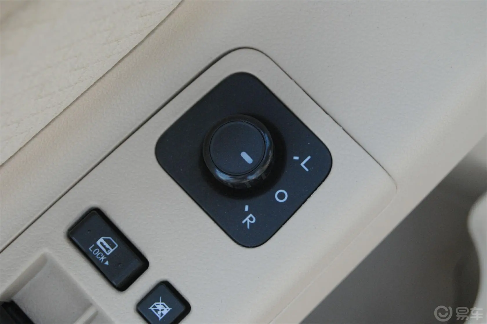 北京汽车E系列两厢 1.3L 乐天自动版外后视镜控制键