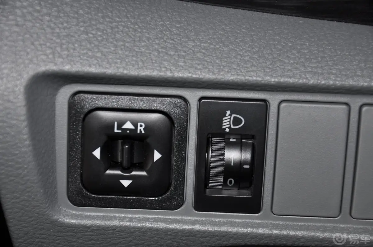 众泰Z3001.5L 手动 精英型外后视镜控制键