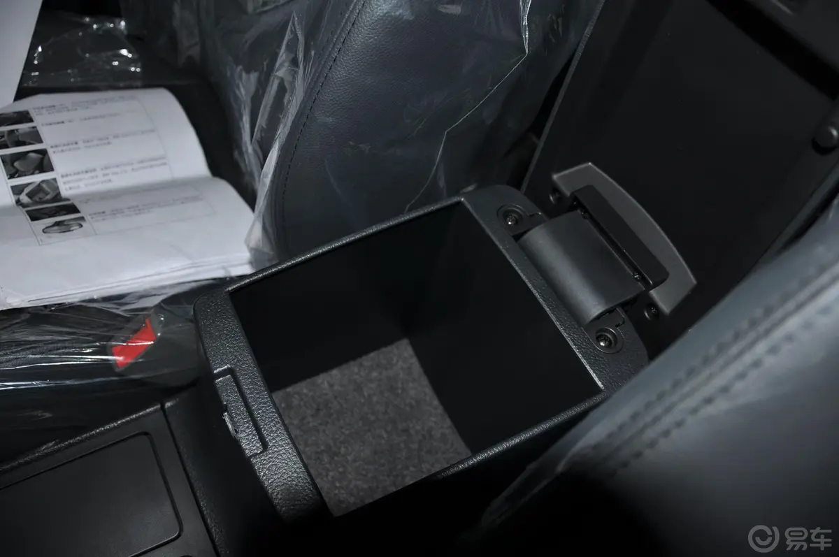 众泰Z3001.5L 手动 精英型前排中央扶手箱空间