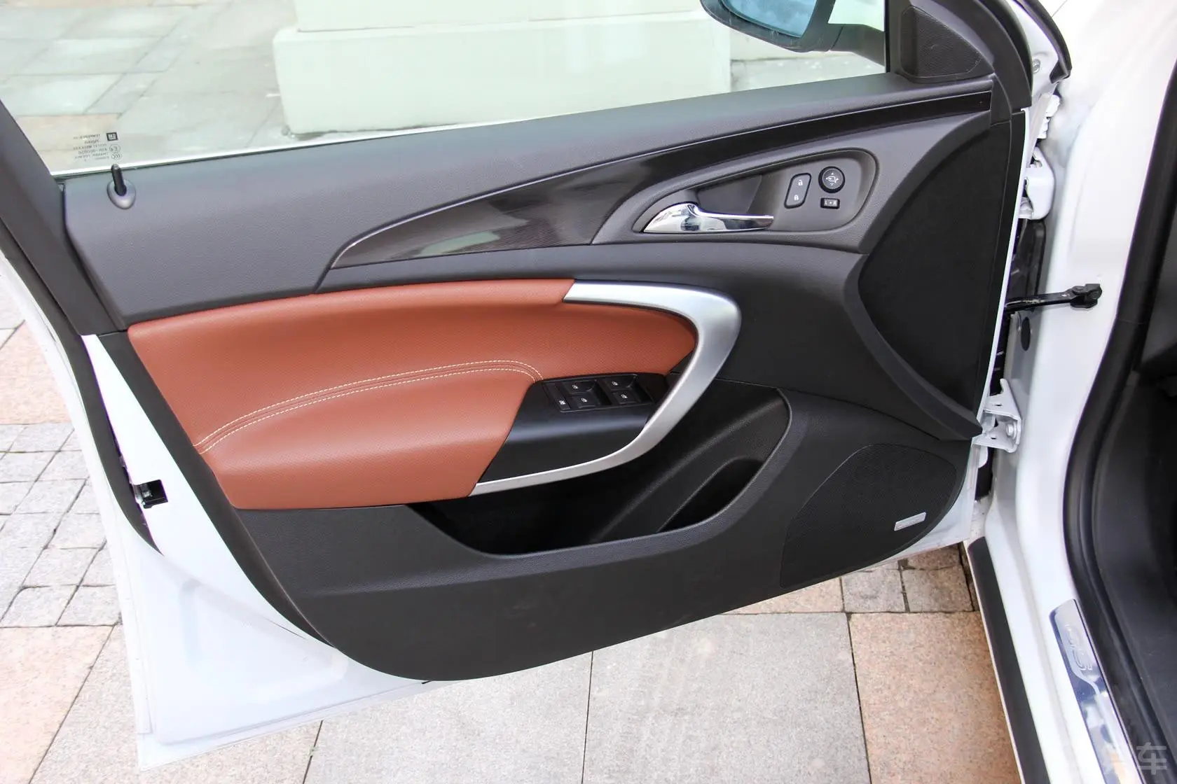 君威GS 2.0T 自动 纵情运动版驾驶员侧车门内门板