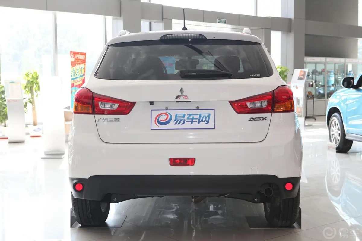 劲炫2.0L CVT 四驱尊贵版正后水平