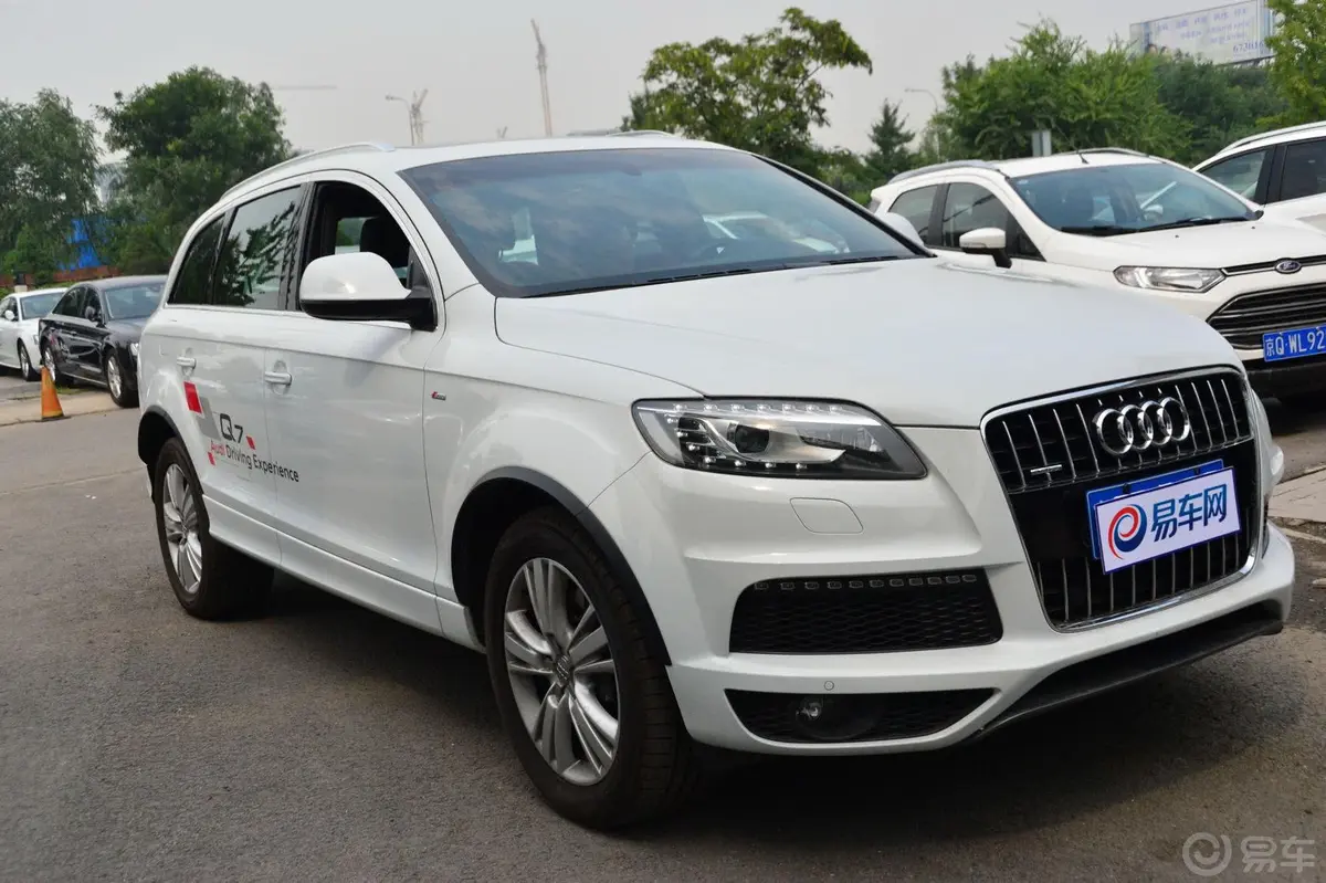 奥迪Q735 TFSI quattro 专享型侧前45度车头向右水平