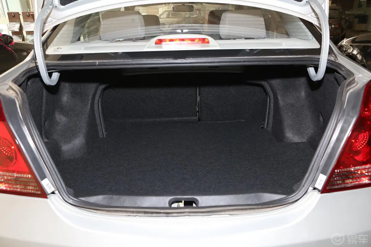 金刚2代 1.5L 手动 标准型行李箱空间