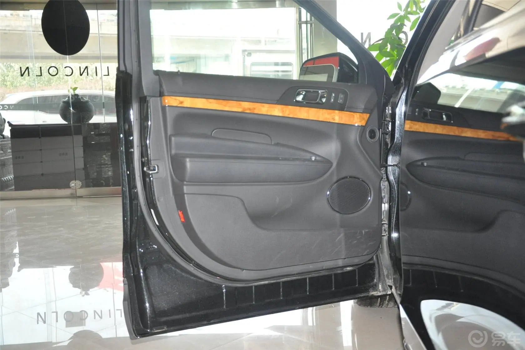 林肯MKT3.5T Ecoboost驾驶员侧车门内门板