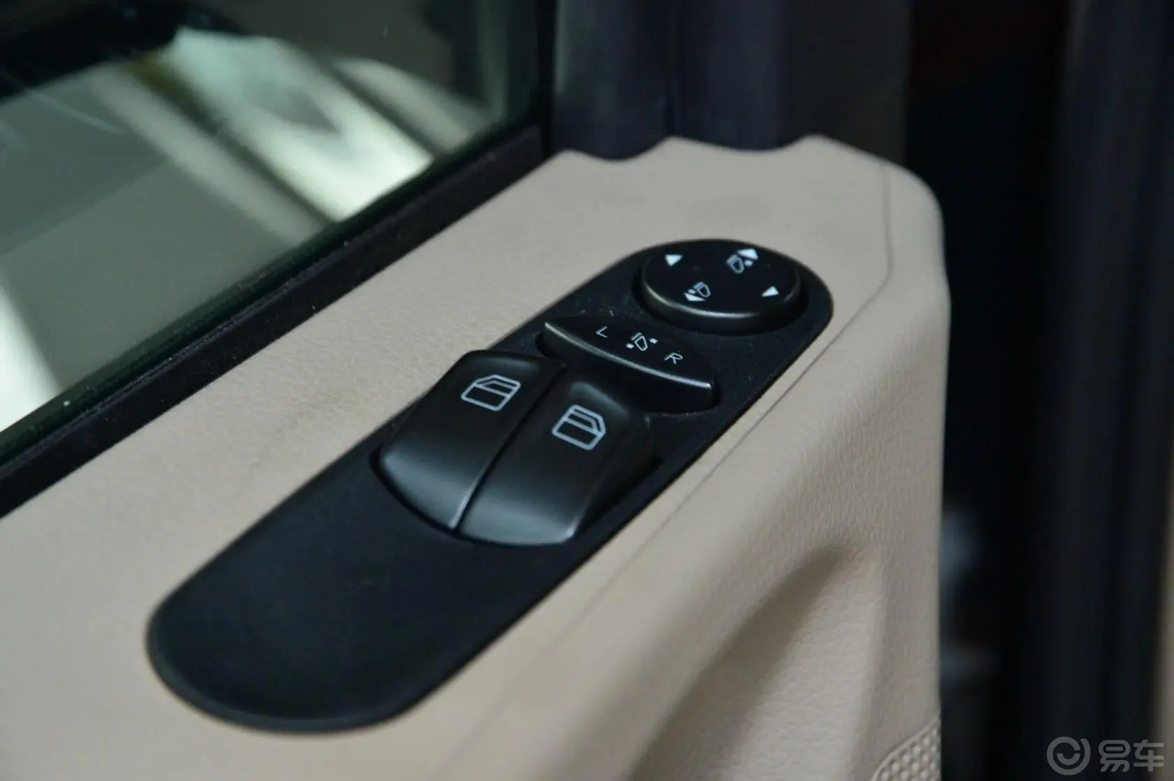 唯雅诺3.0L 舒适版车窗升降键