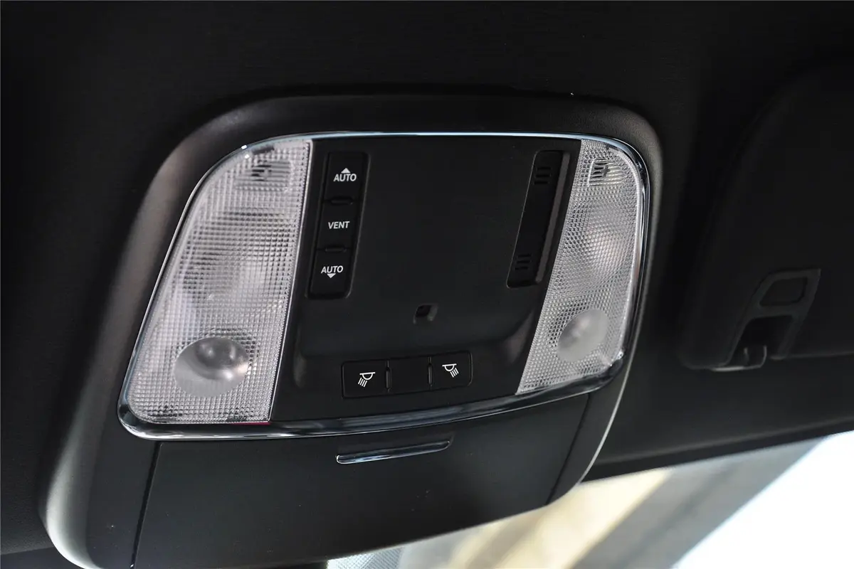大切诺基(进口)3.6L 舒适导航版前排车顶中央控制区