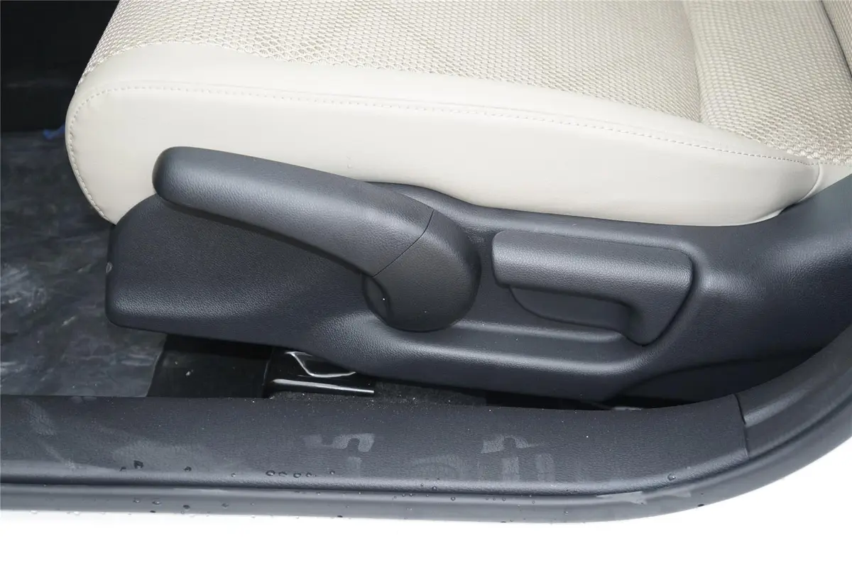 杰德1.8L 5AT 舒适型（五座）座椅调节键