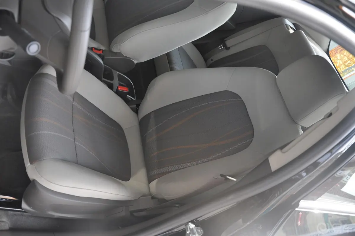 爱唯欧1.6L SX 手动 风尚影音版驾驶员座椅
