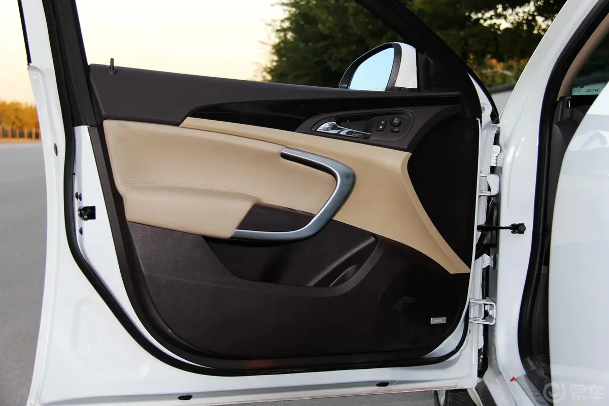 君威2.4L 自动 豪华时尚型驾驶员侧车门内门板