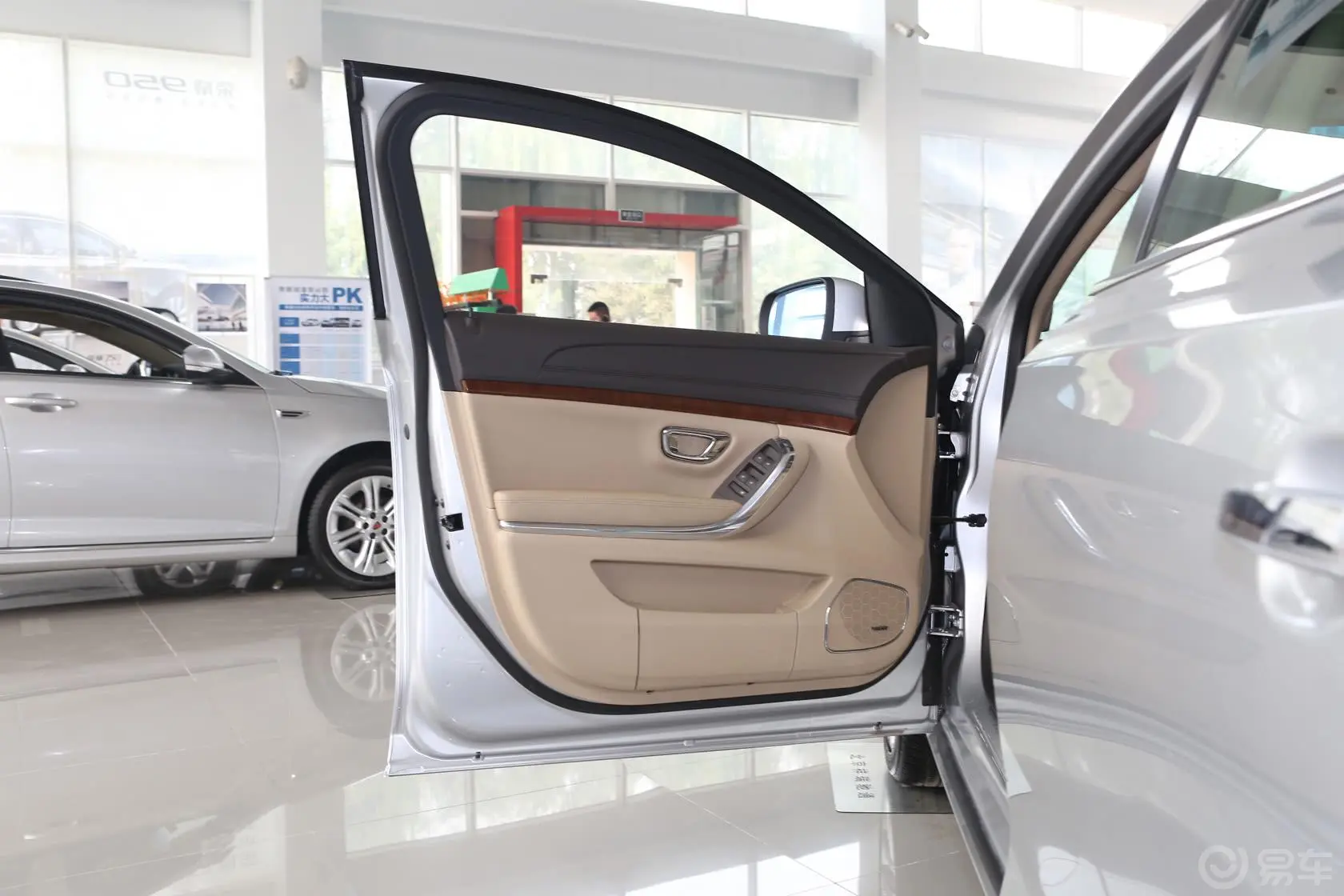 荣威9502.0L 自动 舒适版驾驶员侧车门内门板