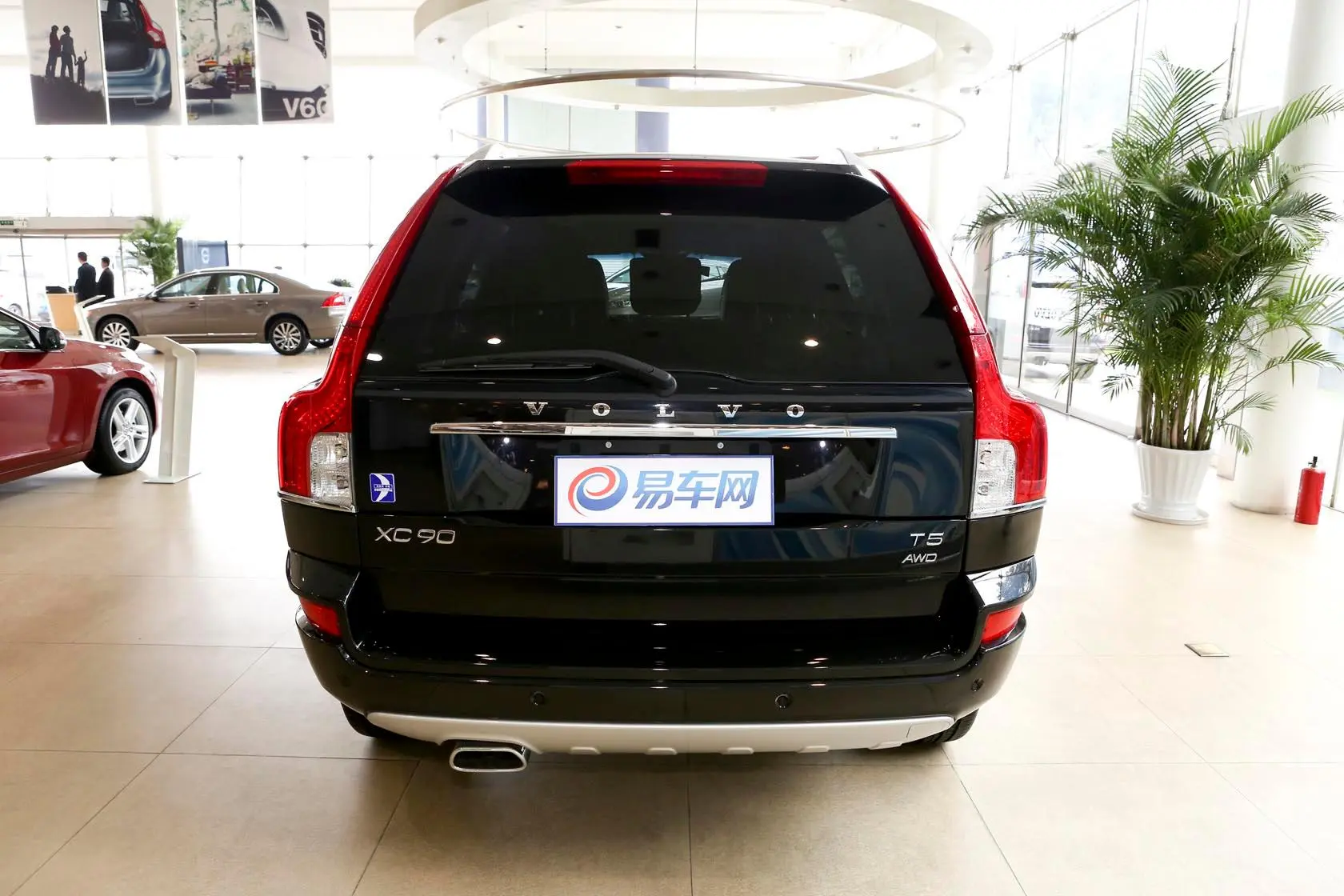 沃尔沃XC902.5T T5 豪华升级版正后水平