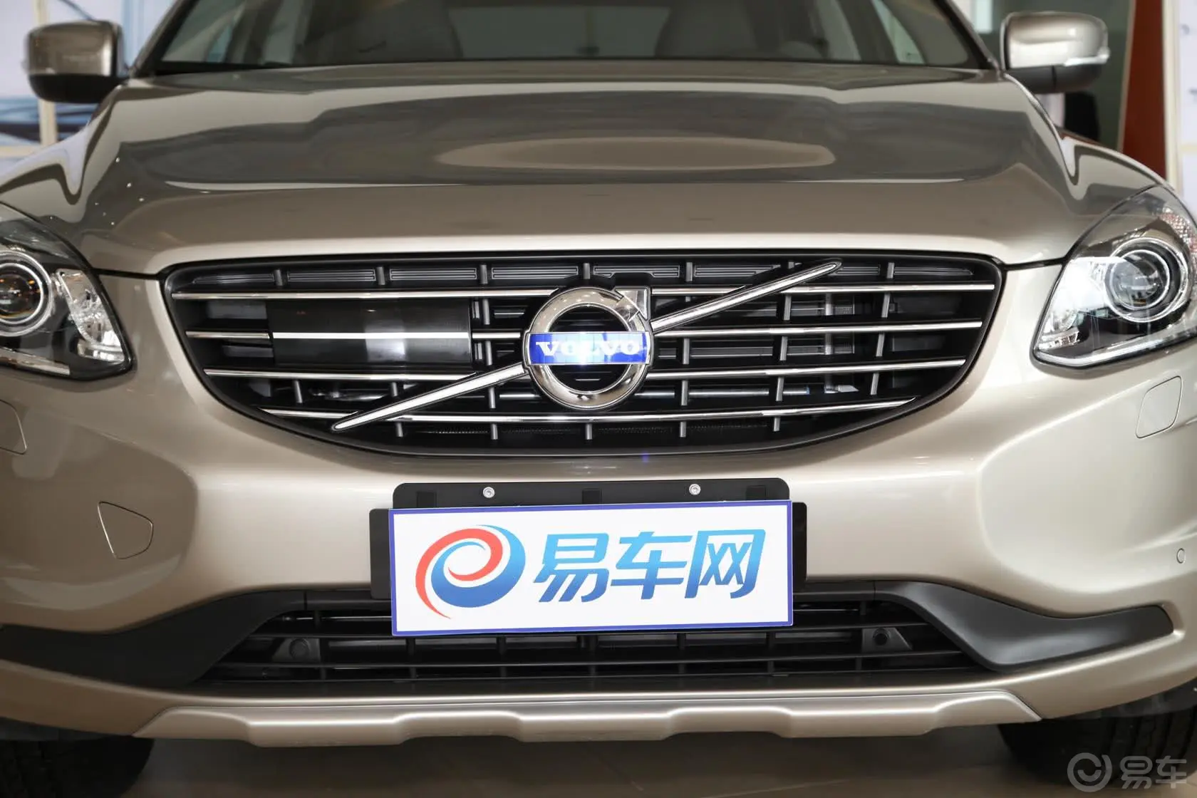 沃尔沃XC60(进口)3.0T T6 智尚版前格栅侧俯拍