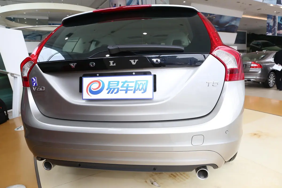 沃尔沃V60T5 智雅版正后水平