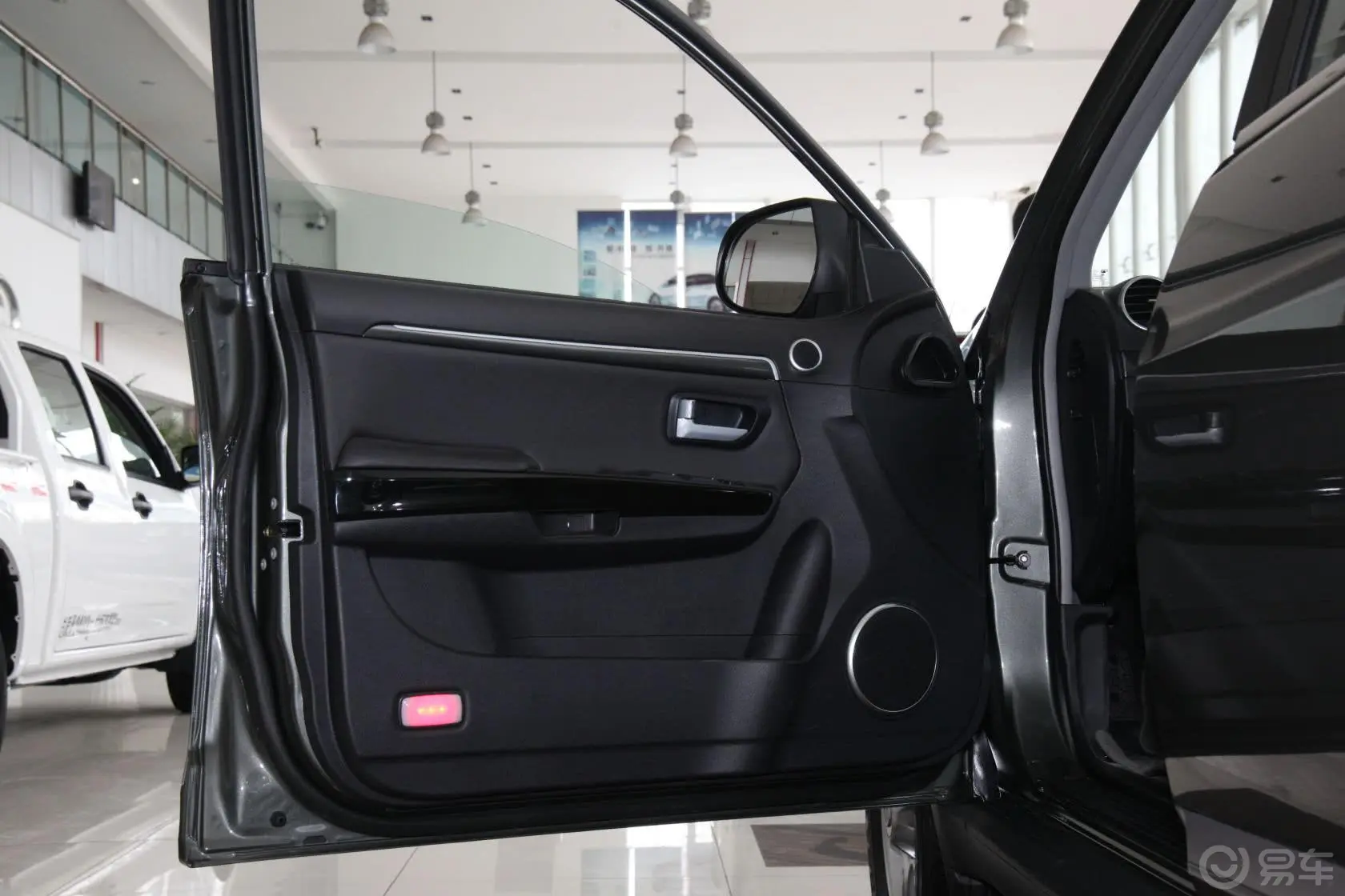 哈弗H5经典智尊版 2.0T 手动 四驱 进取型驾驶员侧车门内门板