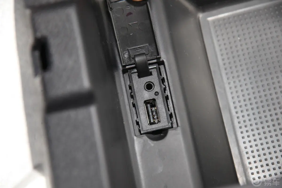 哈弗H5经典智尊版 2.0T 手动 四驱 精英型USB接口