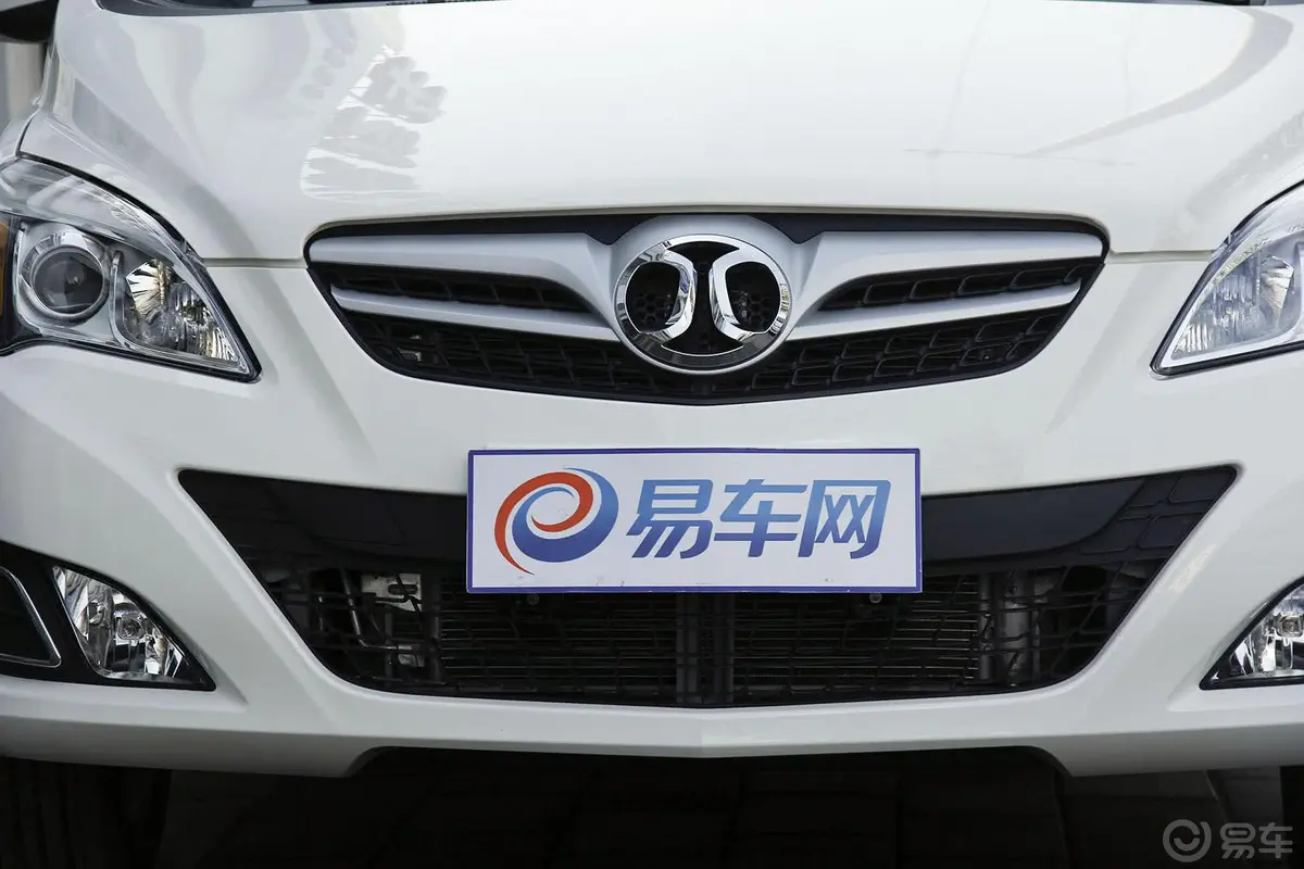 北京汽车E系列三厢 1.5L 手动 乐天版前格栅侧俯拍