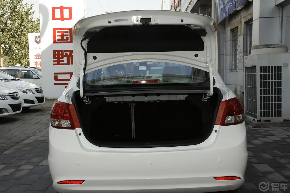 北京汽车E系列三厢 1.5L 手动 乐天版行李箱空间