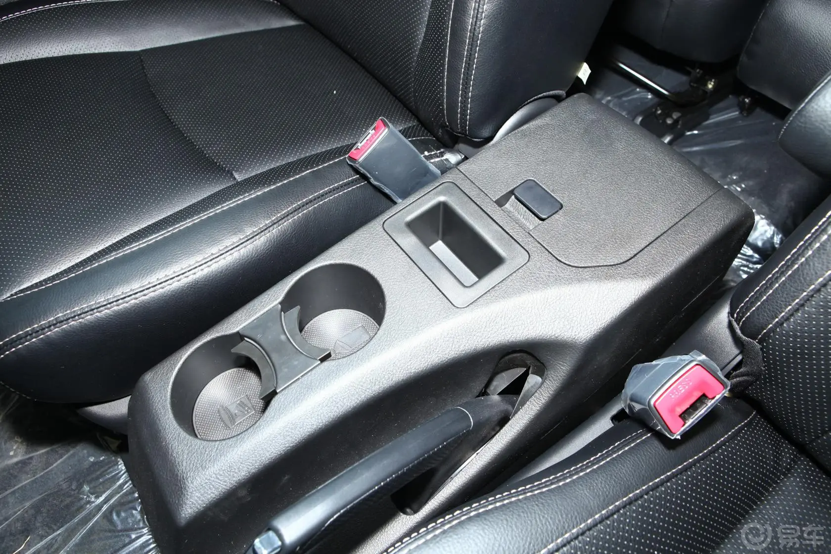 比亚迪S62.4L 手动 精英型 白金版前排中央扶手箱