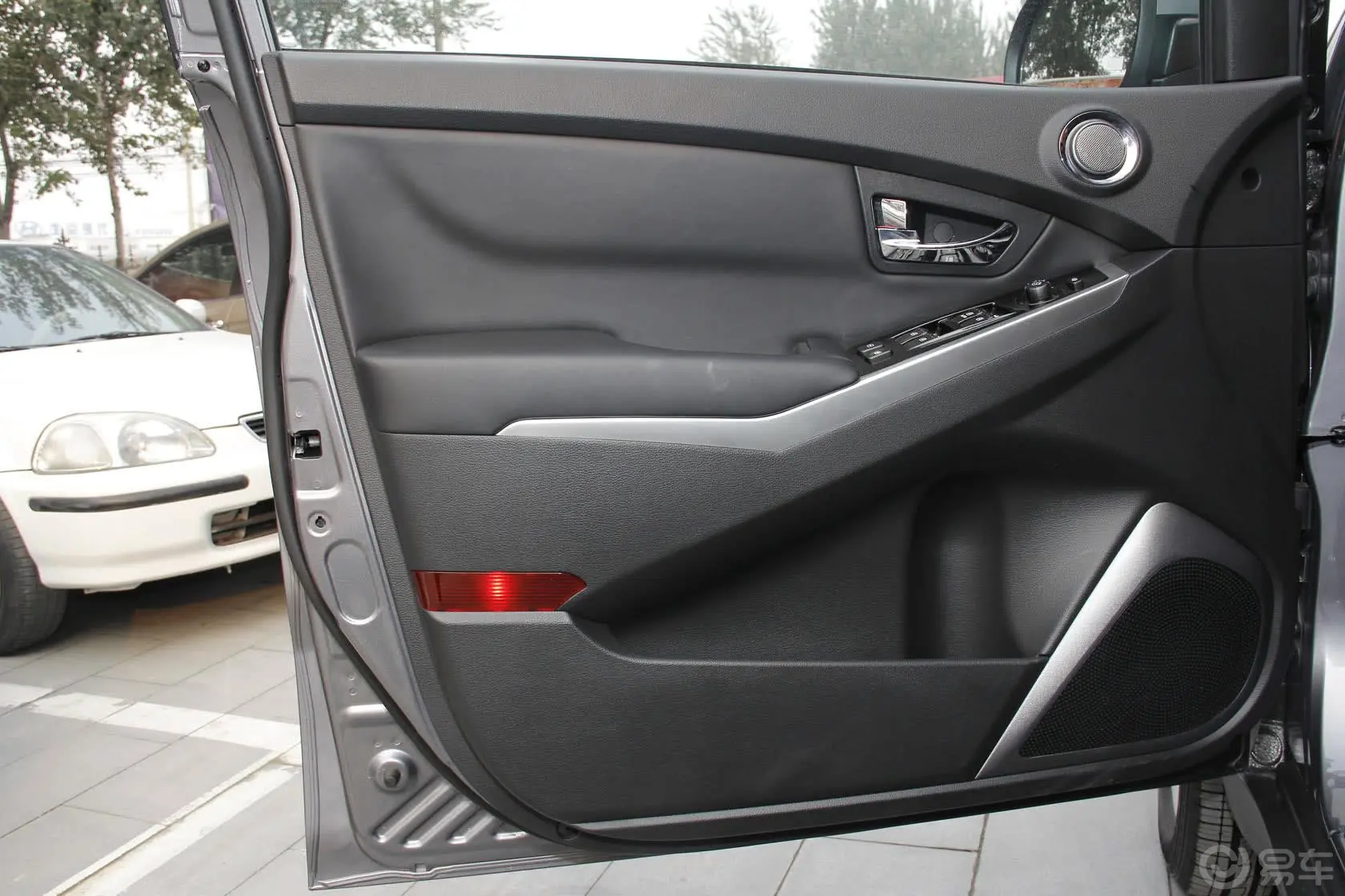 柯兰多2.0L 手自一体 两驱 豪华导航版 汽油驾驶员侧车门内门板