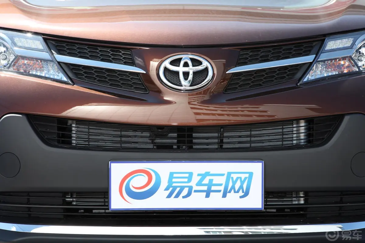 RAV4荣放2.0L CVT 新锐版前格栅侧俯拍