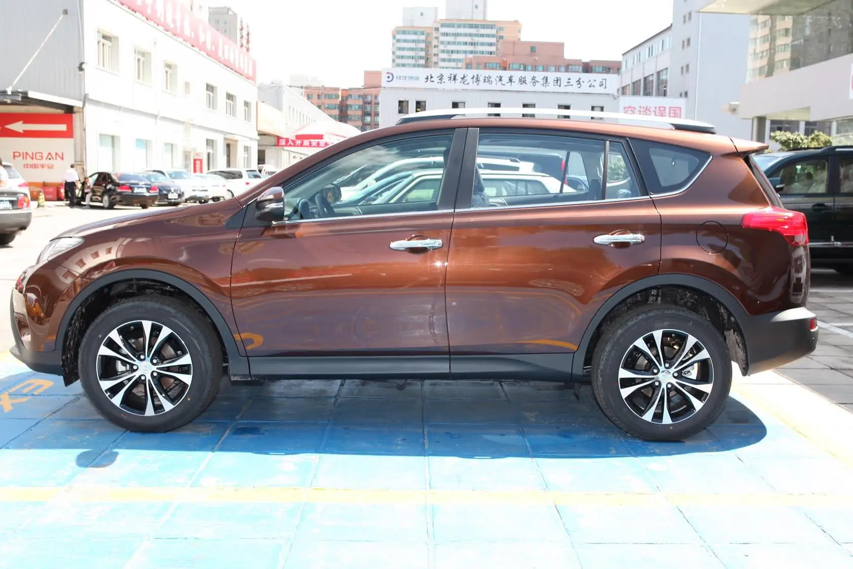 RAV4荣放2.0L CVT 新锐版正侧车头向左水平