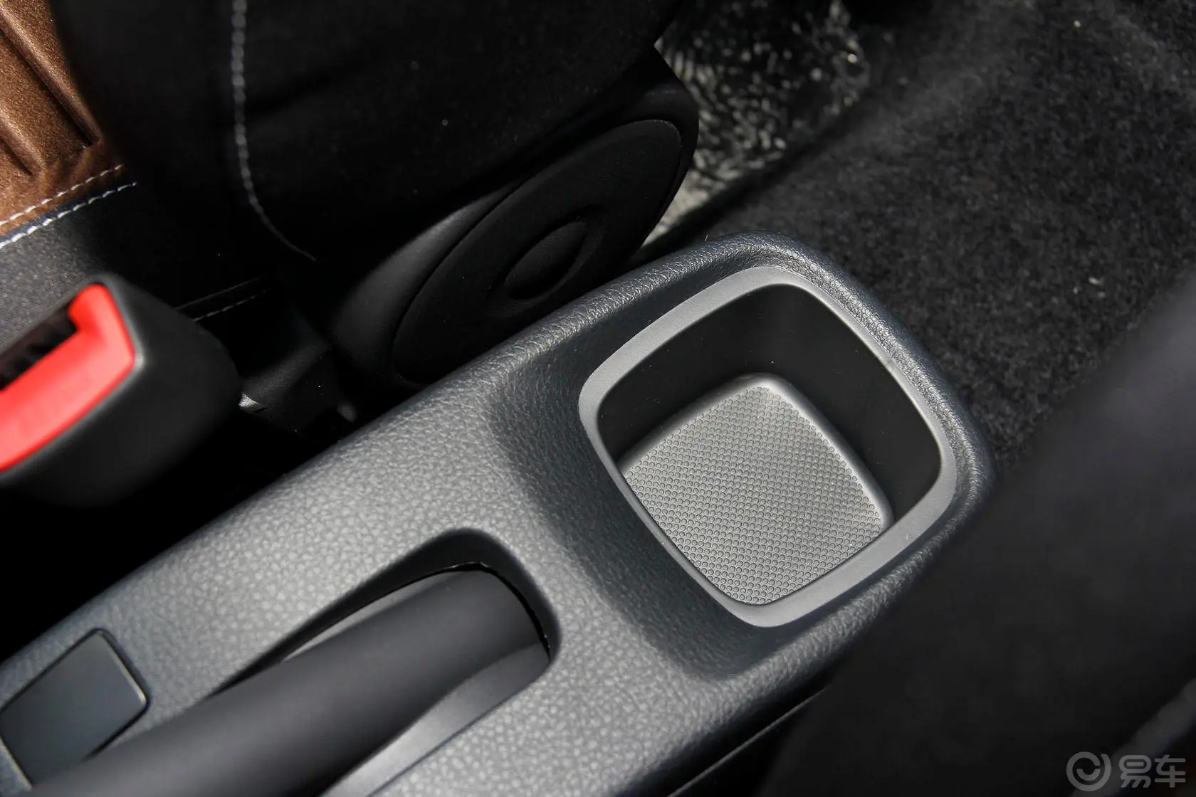 天语 SX4两厢 酷锐版 1.6L 自动 灵动型前排中央扶手箱空间