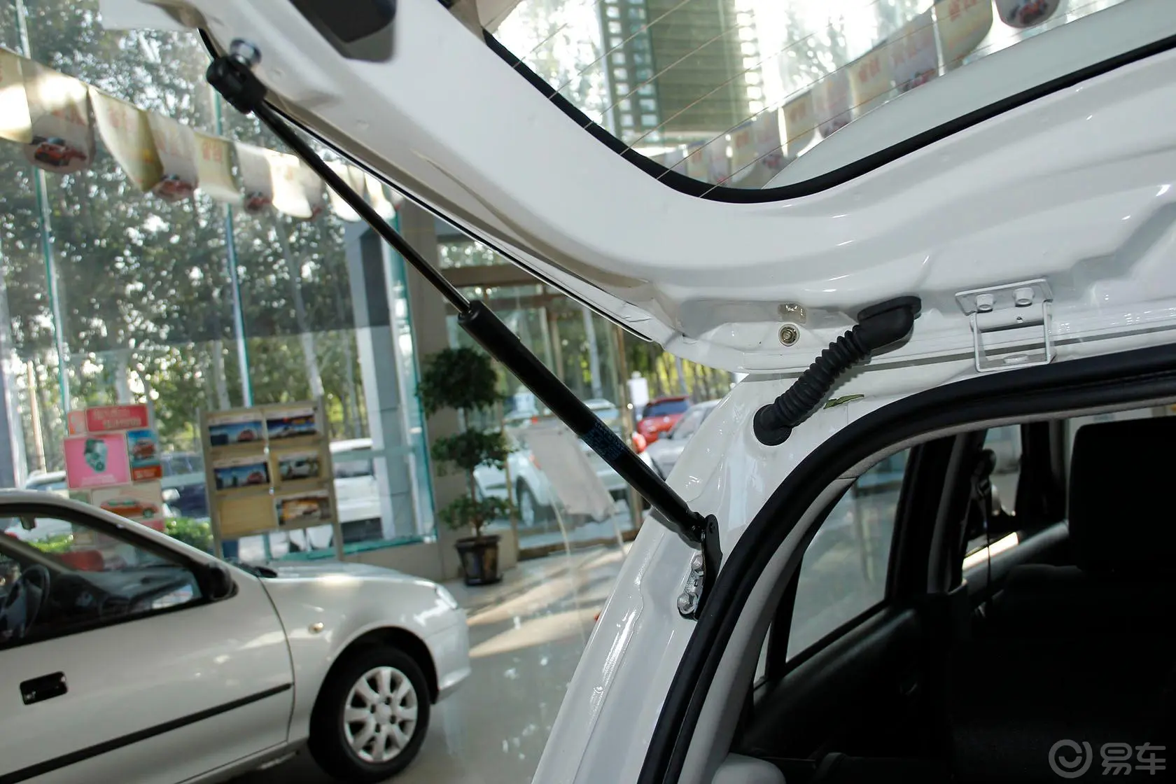 雨燕1.5L 自动 标准型行李厢支撑杆