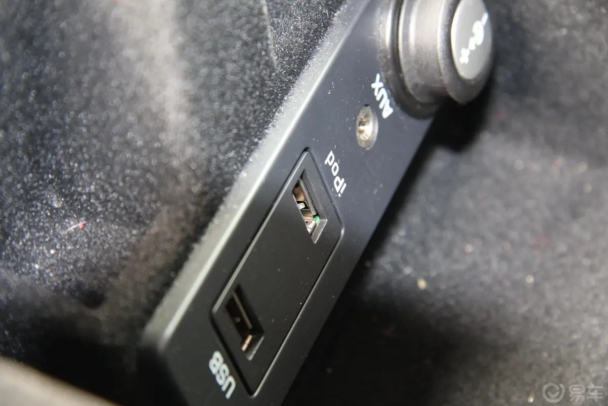 揽胜极光(进口)2.0T 3门耀动版USB接口