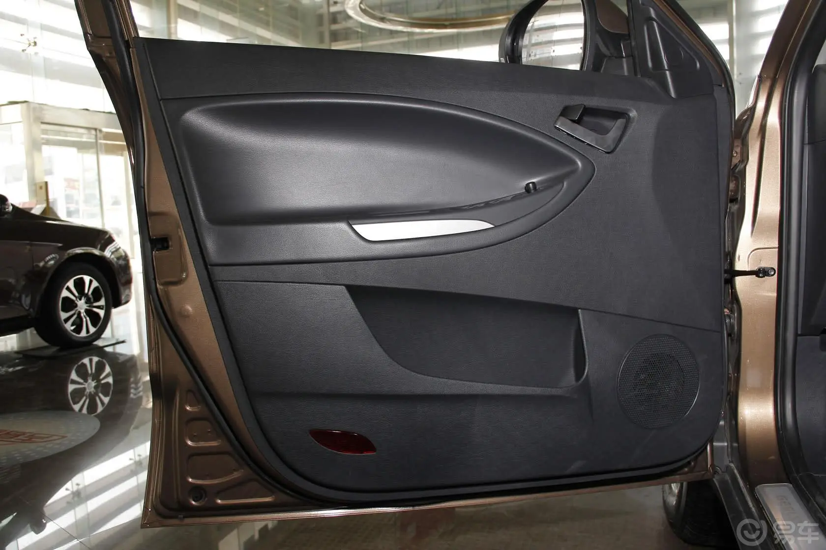 吉利GX72.0L 自动 进取型驾驶员侧车门内门板