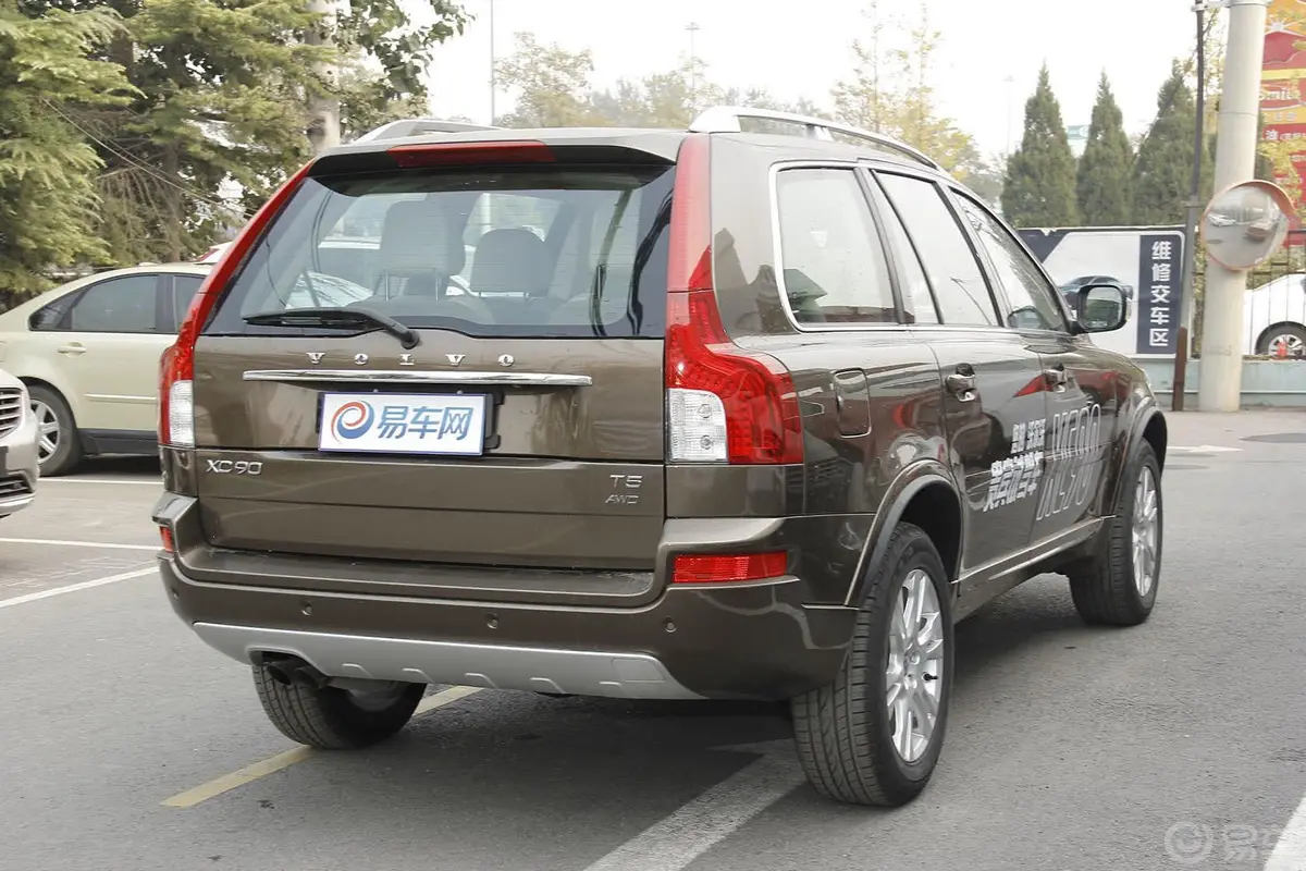 沃尔沃XC902.5T T5 豪华版侧后45度车头向右水平