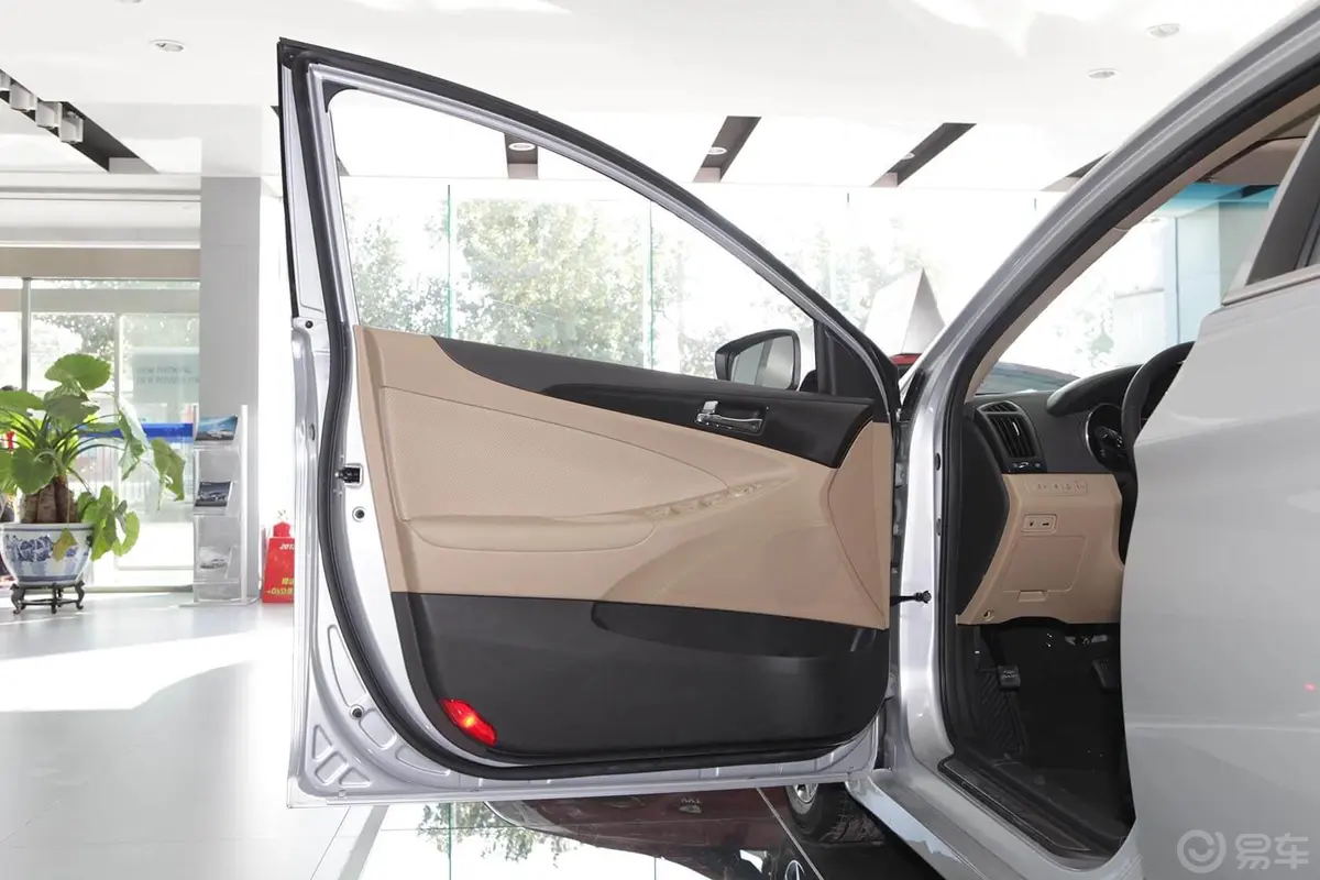 索纳塔2.0L 自动 LUX 至尊版驾驶员侧车门内门板