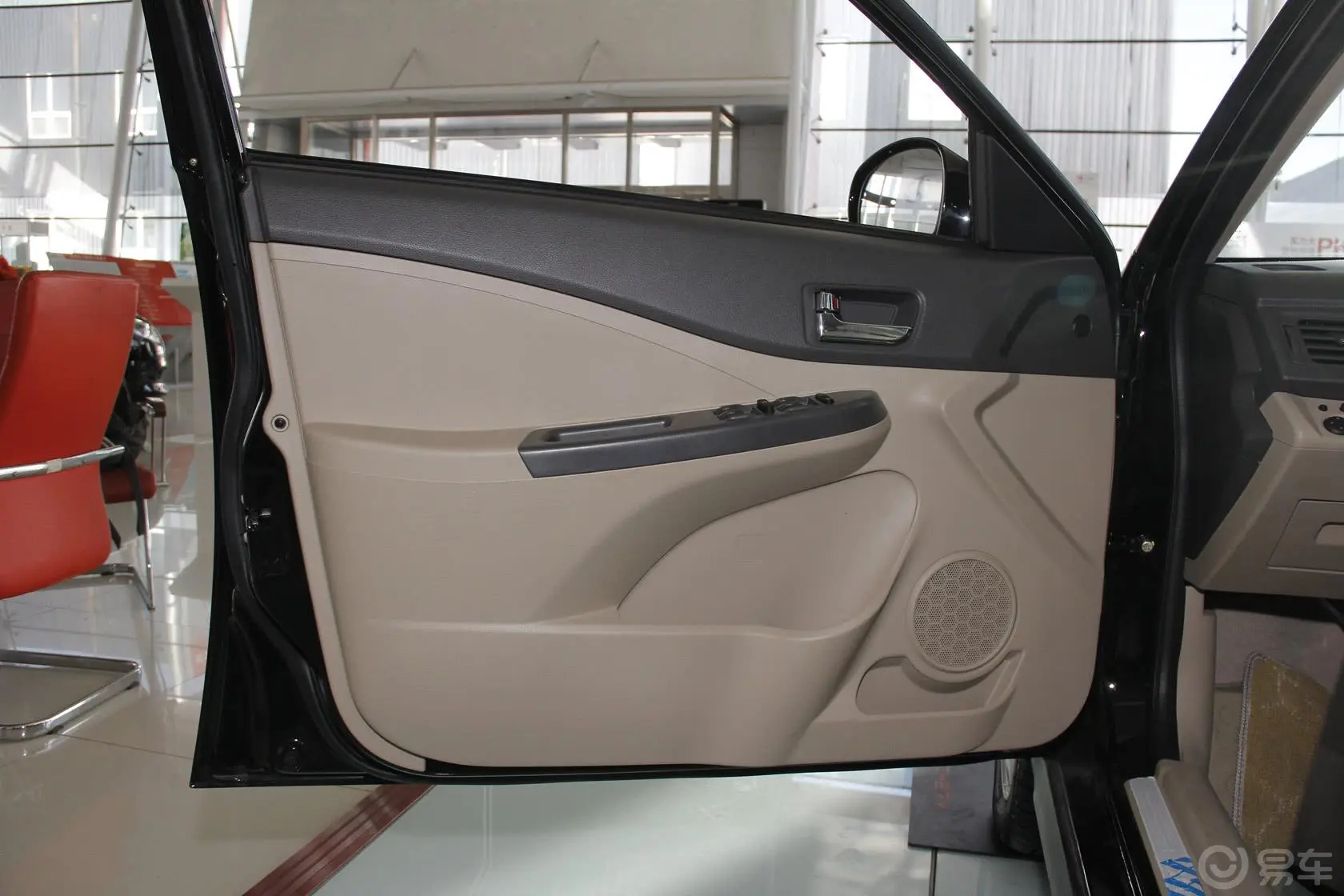 奇瑞E51.8L CVT 卓悦天窗版驾驶员侧车门内门板