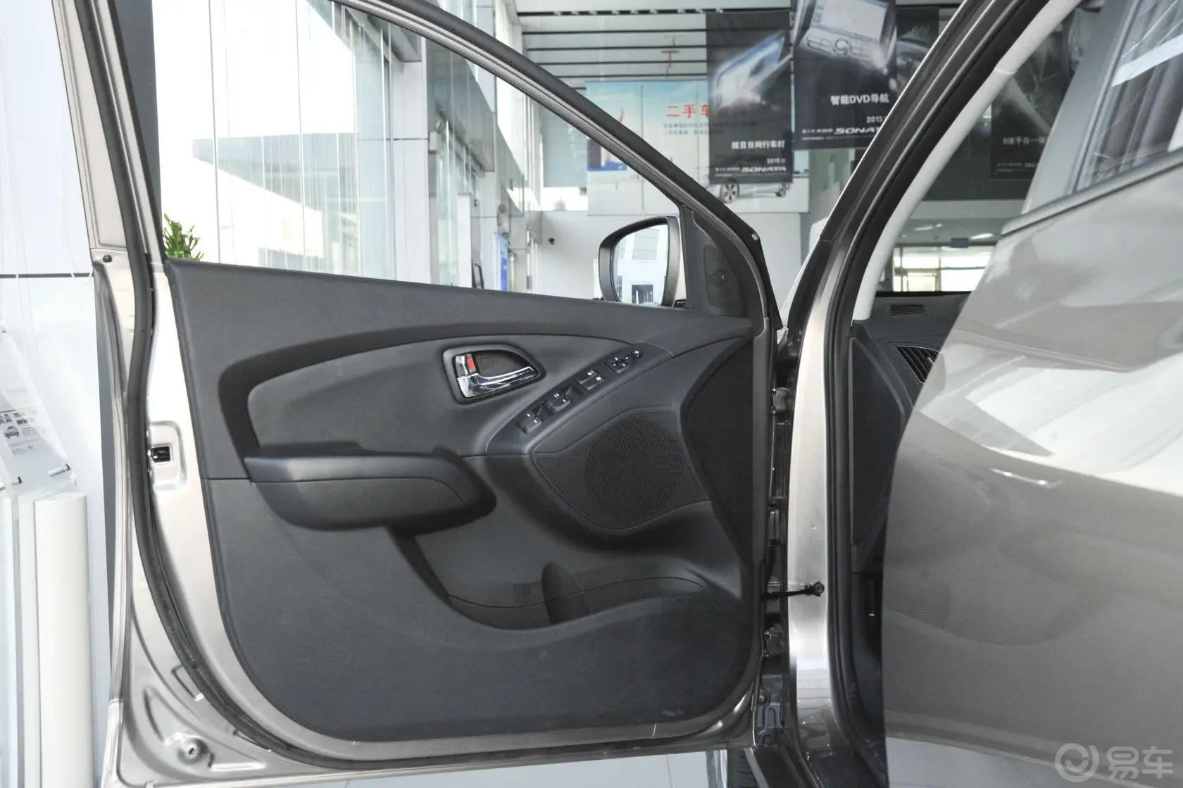 现代ix352.4L GLS 自动 四驱 智能型 国V驾驶员侧车门内门板