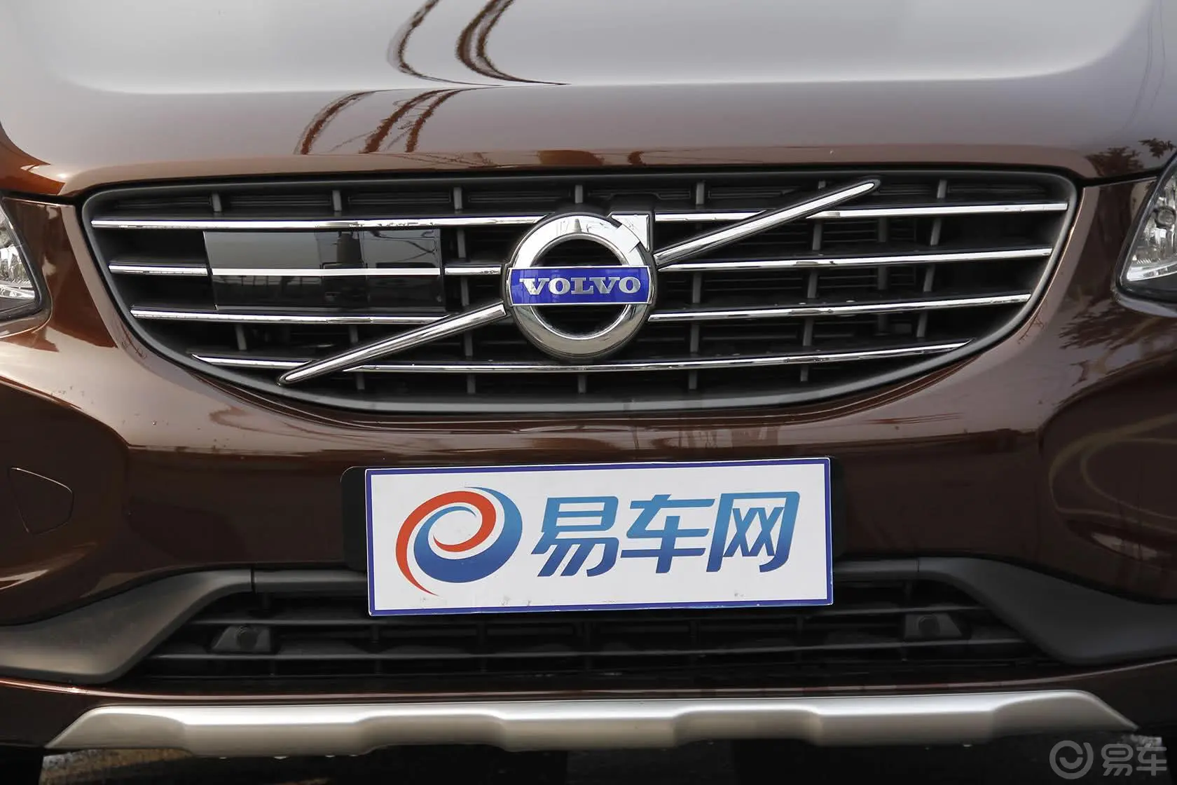 沃尔沃XC60(进口)3.0T T6 智逸版前格栅侧俯拍