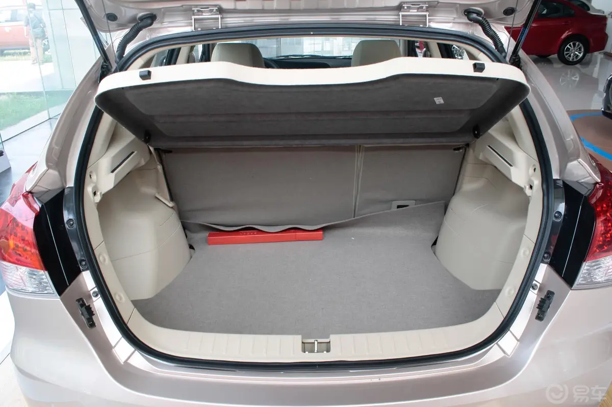 V6菱仕1.5L 手动 精英版行李箱空间