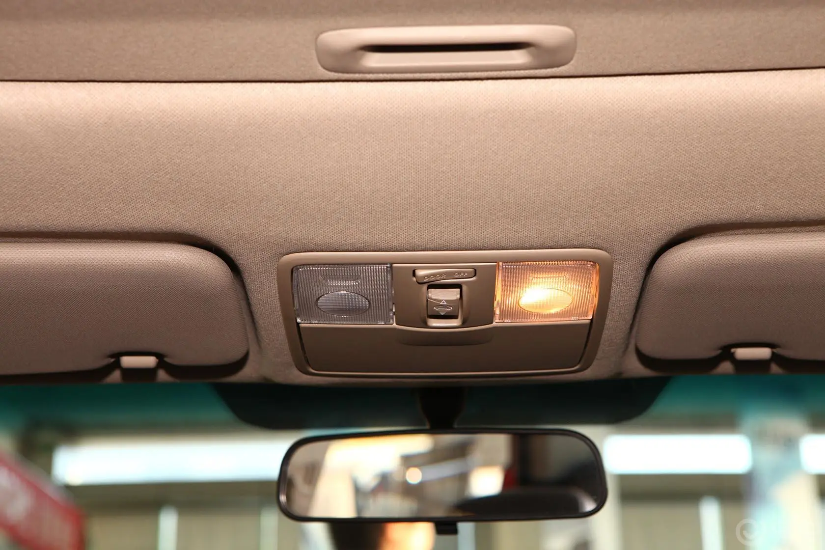起亚K2三厢 1.6L 自动 Premium 纪念版前排车顶中央控制区