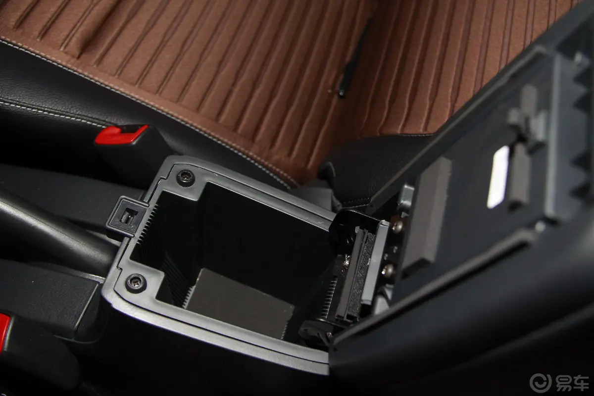 天语 SX4两厢 酷锐版 1.6L 自动20周年3G智能版前排中央扶手箱空间