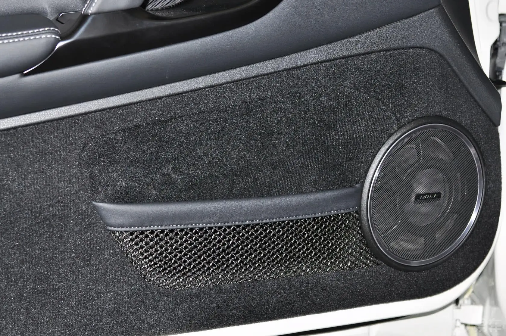 GT-RPremium 黑色内饰驾驶员门储物盒