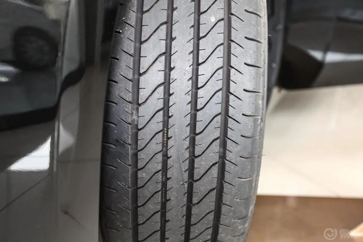 雷克萨斯ES300h 豪华版轮胎花纹