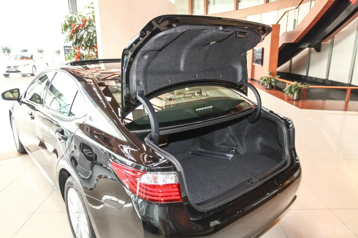 雷克萨斯ES250 豪华版行李厢开口范围