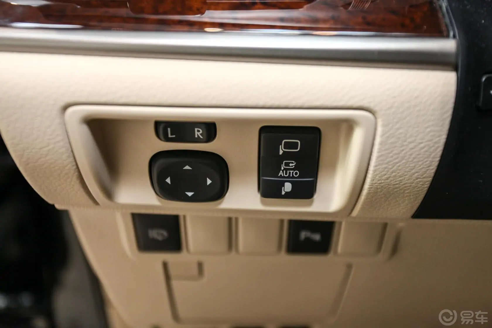 雷克萨斯ES300h 豪华版外后视镜控制键
