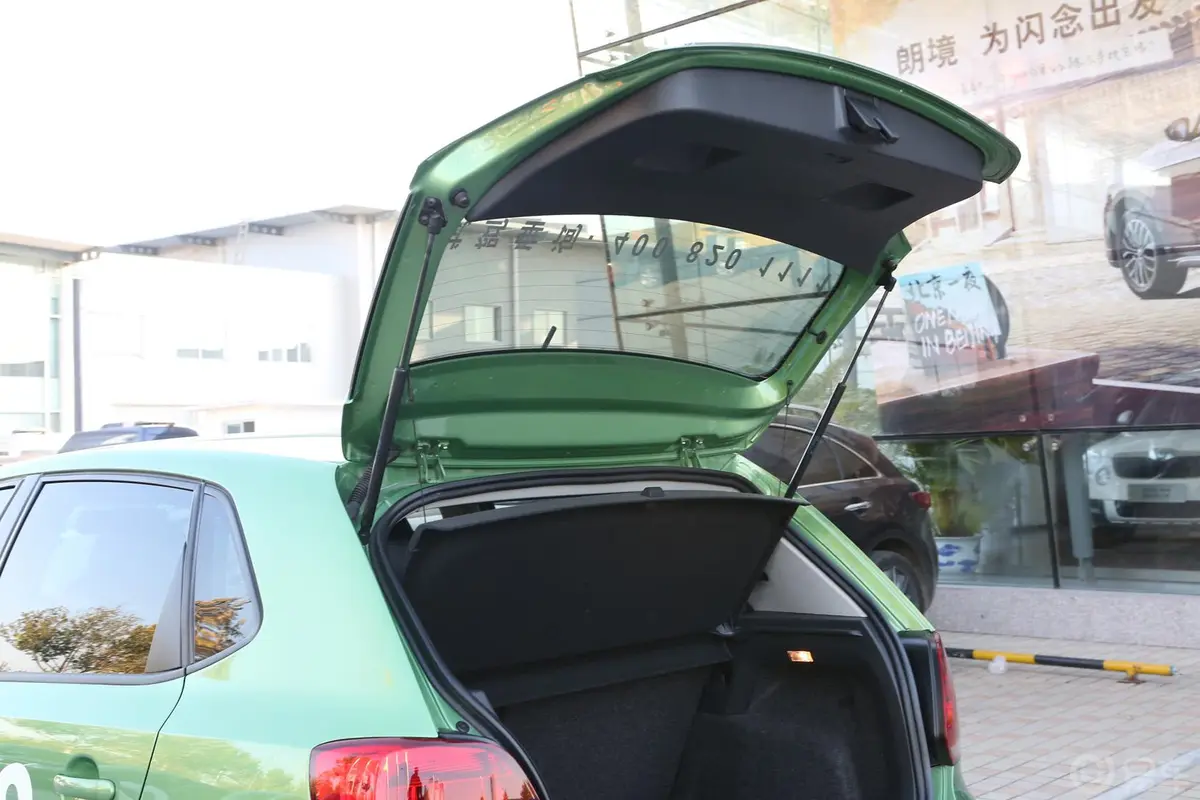 Polo1.6L 手动 舒适版行李厢开口范围