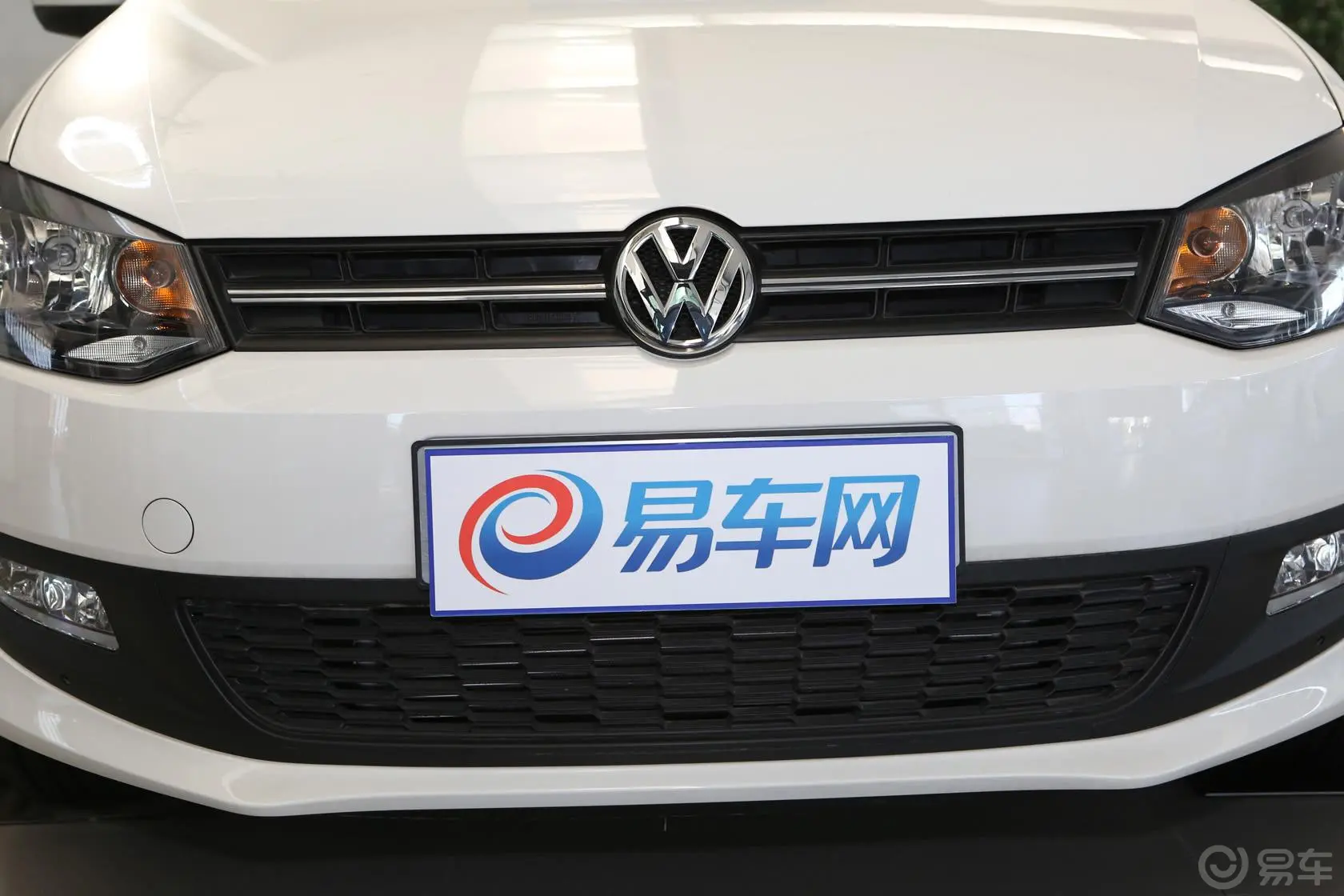 Polo1.4L 手动 舒适版前格栅侧俯拍