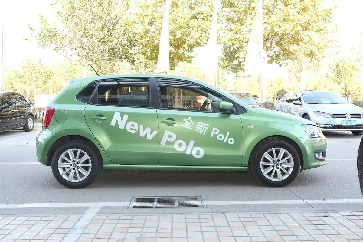 Polo1.4L 自动 豪华版正侧车头向右水平