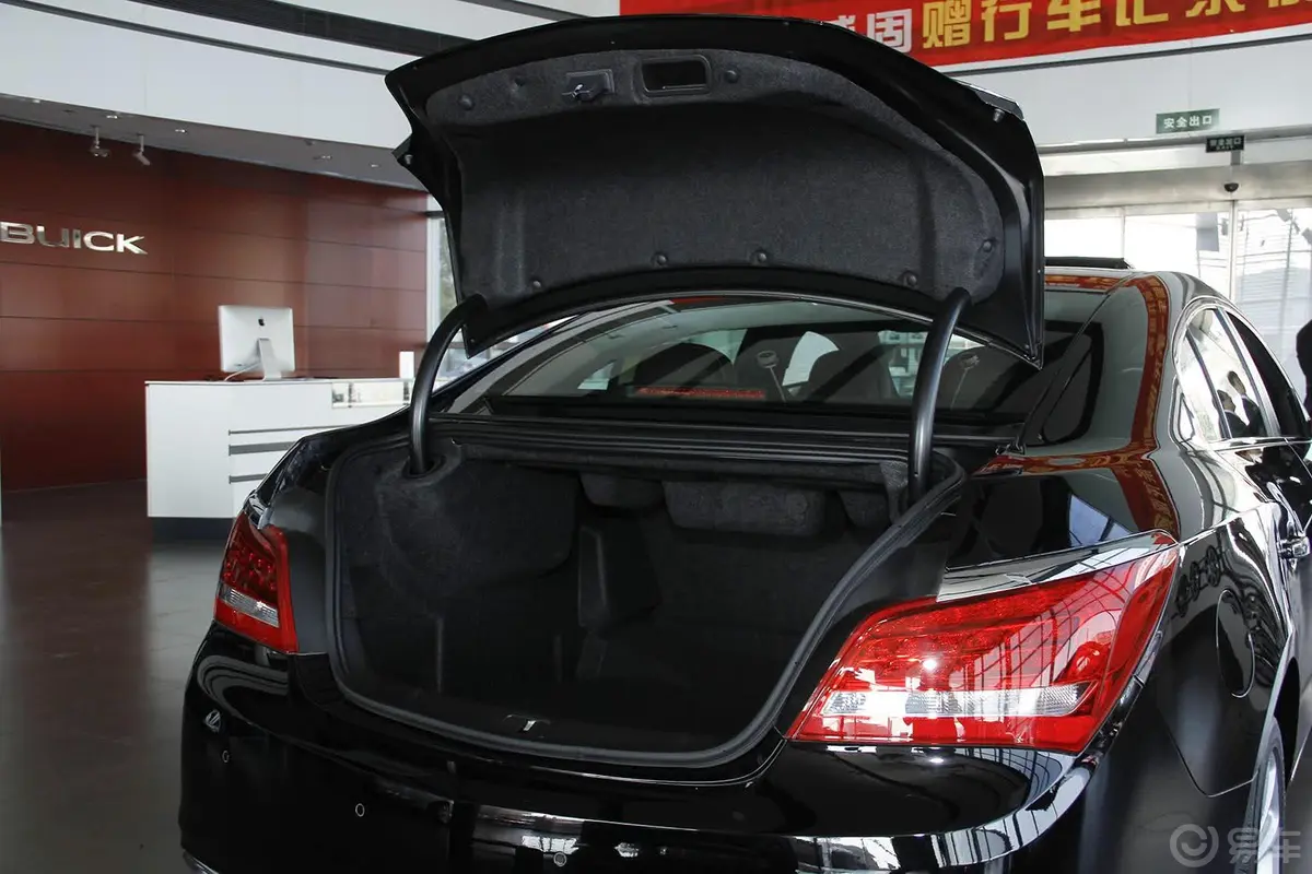 君越eAssist 2.4L节能舒适型行李厢开口范围