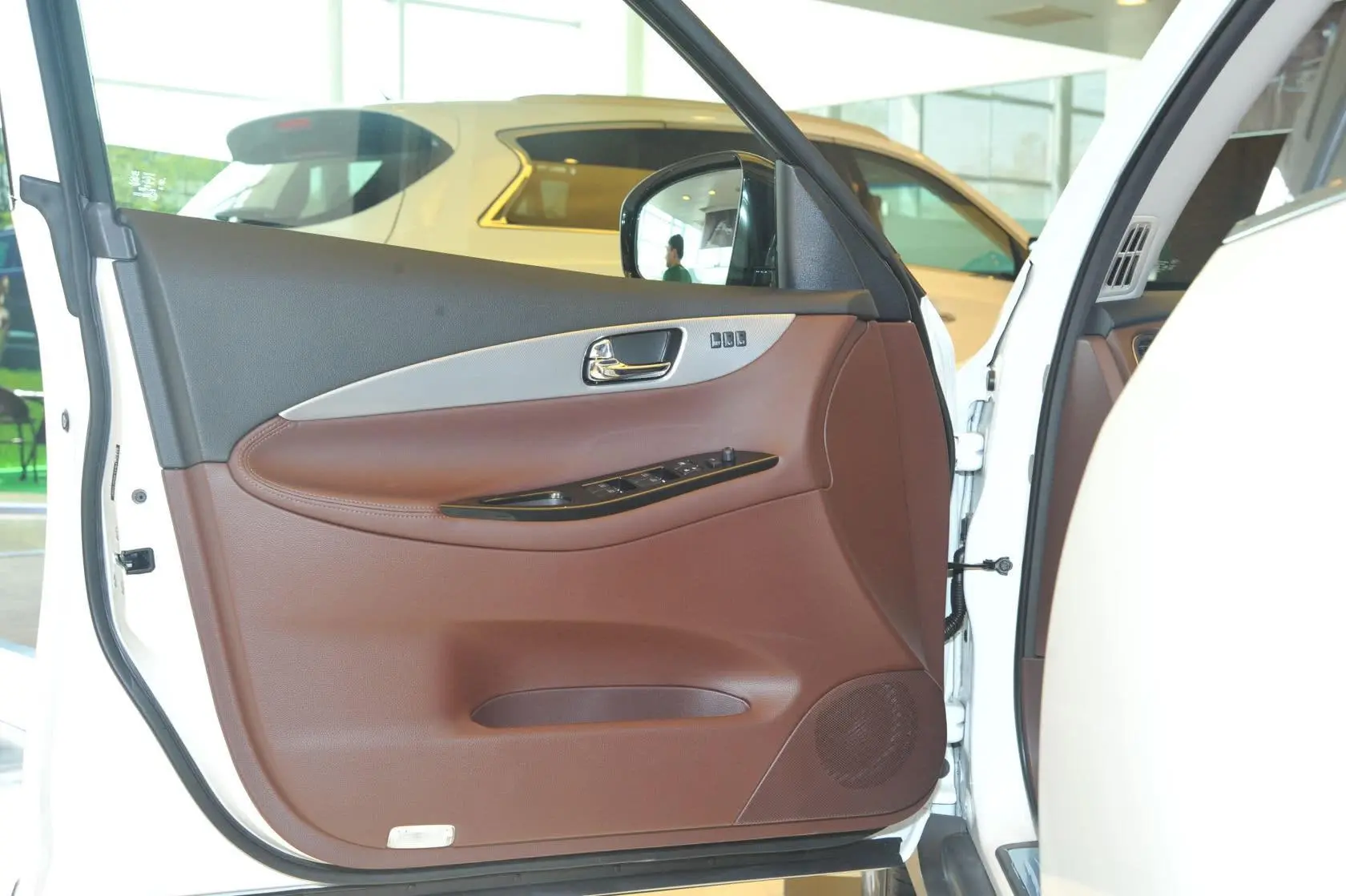 英菲尼迪QX50(进口)2.5L 自动 两驱 优雅版驾驶员侧车门内门板