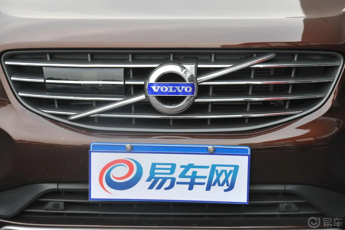 沃尔沃XC60(进口)2.0T T5 改款 智雅版前格栅侧俯拍